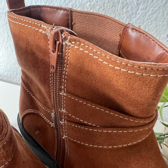 St. Johns Bay Womens Dalian Chelsea Ankle Boots Brown Low Heel Zip Size 10 Shoes - Picture 6 of 12